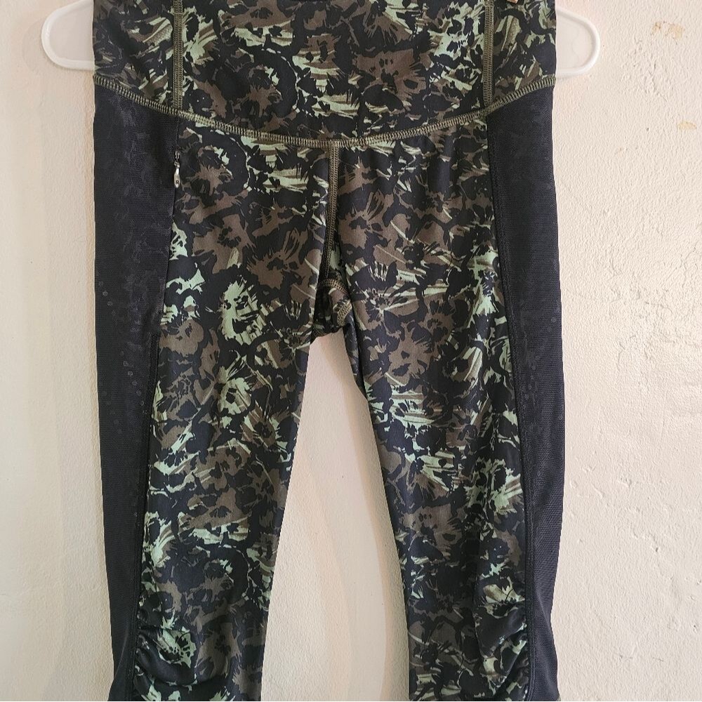 Lululemon Cropped Yoga Leggins Ruched Knee - Picture 2 of 7
